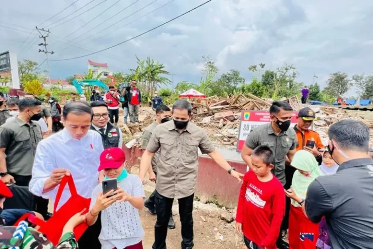 JANGAN SAMPAI MOLOR NIH…! Presiden instruksikan pembangunan ulang SDN Sukamaju 1 selesai 3 bulan