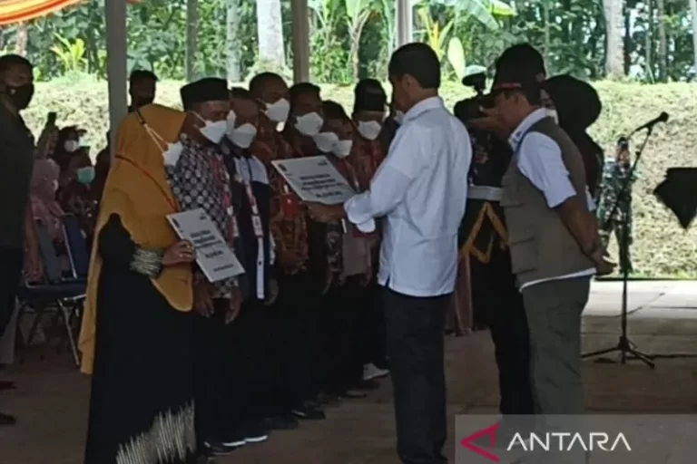 JANGAN DIBELIIN MOTOR…! Presiden Joko Widodo Serahkan Bantuan Gempa Cianjur Tahap Pertama
