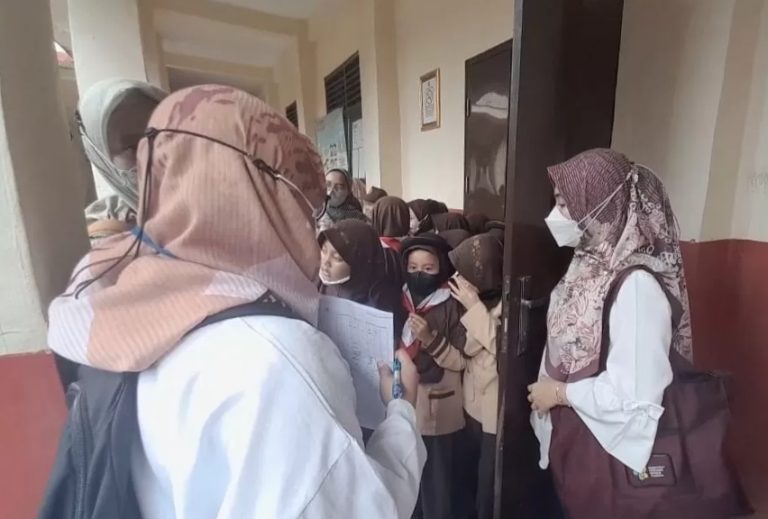 WASPADA NIH..! Belasan Siswa SDN Pengasinan 1 Depok Keracunan Roti Gratis