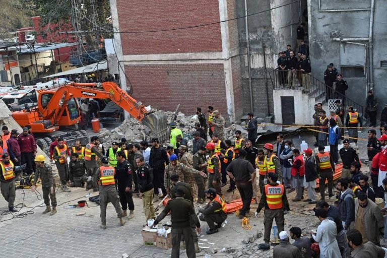 NGERI BANGET NIH…! Update Bom Bunuh Diri Di Masjid Pakistan: Lebih dari 70 Orang Tewas, 150 Orang Terluka
