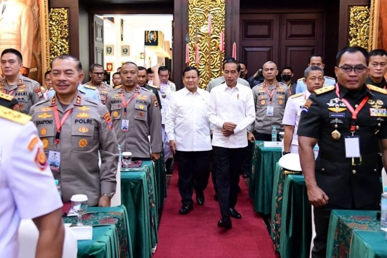 ADA APA NIH..? Prabowo Kumpulkan Ratusan Jenderal TNI-Polri Berpengaruh, Jokowi Lalu Dipersilahkan Bicara
