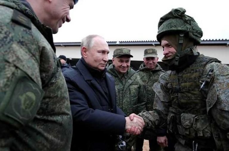 EROPA BISA RONTOK NIH…! Pesan Putin Kepada Tentara Rusia: Kita Tak Akan Menyerah pada Tekanan Asing, Kita Harus Terus Melawan!