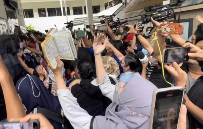 KEREN BANGET..! Pendukung Eliezer Angkat Al-Qur’an Sambut Vonis Hakim