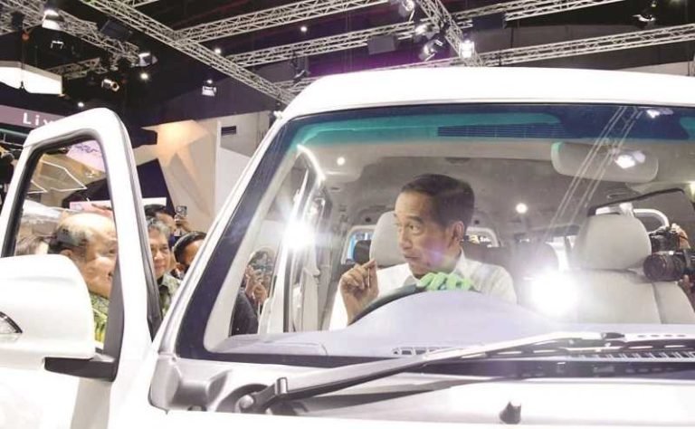 BISA GAK NIH..? Presiden Jokowi Minta Industri Otomotif Lebih Berorientasi Ekspor