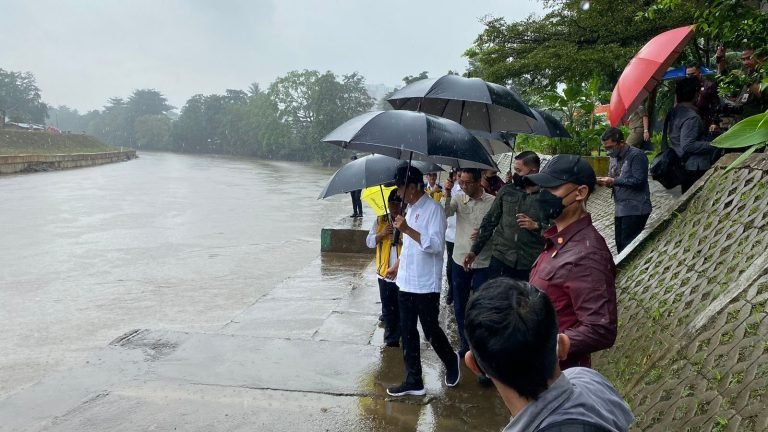 KELAMAAN PAK..! Normalisasi Ciliwung Sisa 17 Km, Jokowi Kasih Target Kelar Akhir 2024!