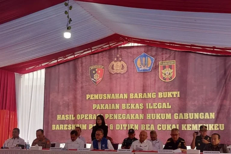 SIAPA AJA NIH..! Bareskrim Polri Buru Importir Pakaian Bekas