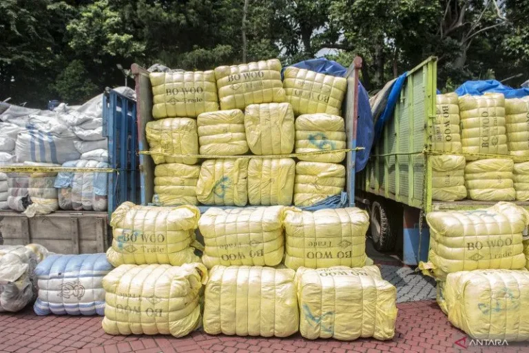 WOW BESAR BANGET..! Impor Pakaian Ilegal Rp100 T, Teten Tegaskan Berantas Importir Nakal