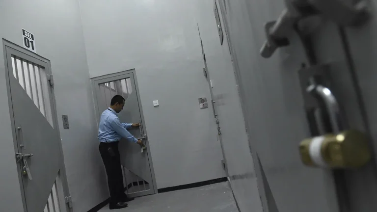 BEJAT BANGET NIH..! Aksi Cabul Petugas Rutan KPK, Paksa Istri Tersangka Koruptor Telanjang sambil Video Call