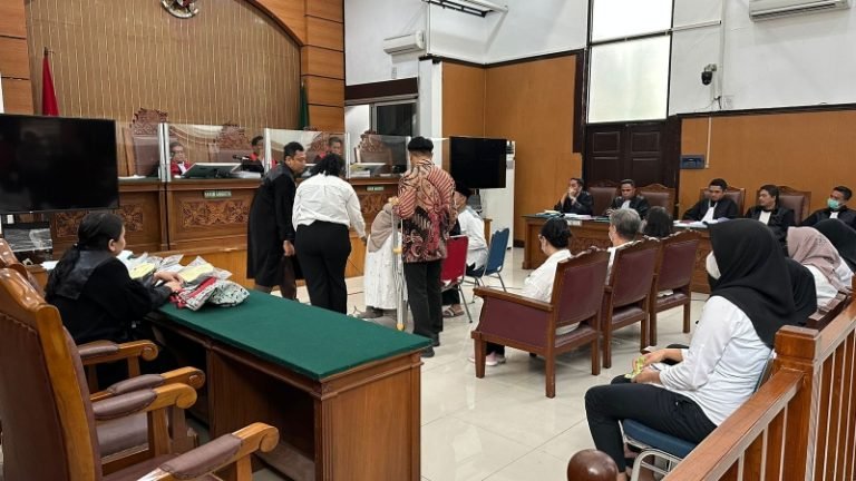 BIADAB NIH..! Sidang Perdana PRT Korban Perbudakan, Penyiksaan dan Kekerasan Seksual, Siti Khotimah Trauma dan Menangis Di Depan Hakim