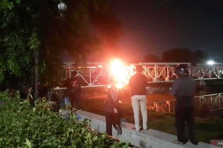BREAKING NEWS..! KA Brantas Ditabrak Truk di Semarang, Meledak Seperti Bom