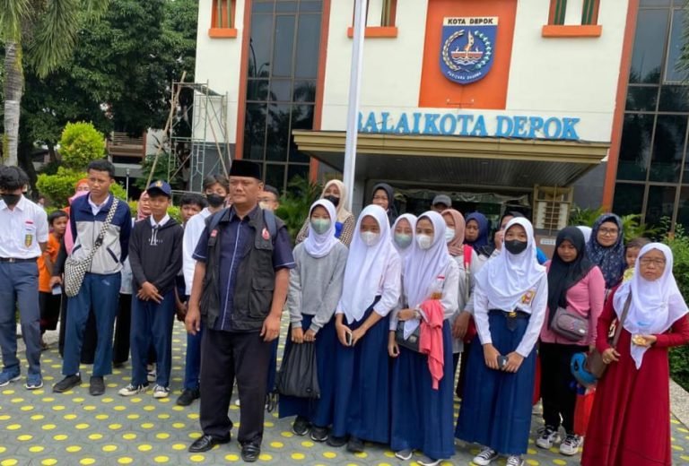 BACAWAPRES CUEK NIH..! Gubernur Ridwan Kamil Bungkam, Terpaksa DKR Dampingi Ortu Siswa Miskin Demo di SMAN 3 Kota Depok