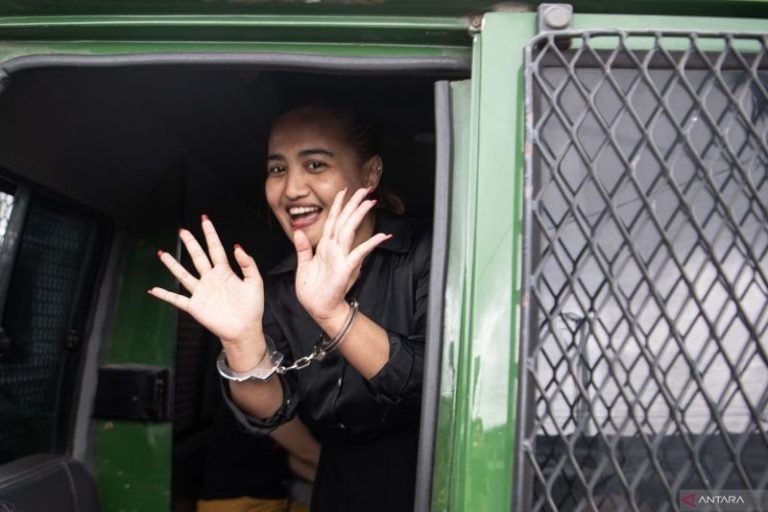 CAPER MALAH MASUK PENJARA..! Kejari Palembang Tahan Tersangka Pembuat Konten Makan Babi