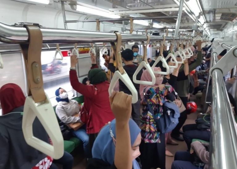 OTAK REPTIL NIH..! Seorang Pria Terekam Onani di KRL Rute Rangkasbitung