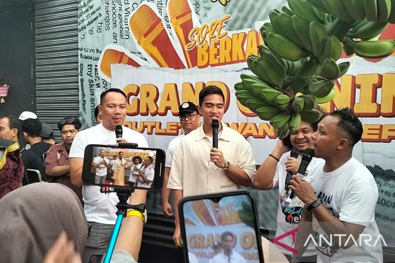 INI BUKAN KAMPANYE LOH…! Kaesang Buka Gerai Bisnis Sang Pisang di Depok