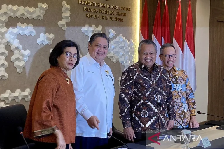 SIKAT YANG MELAWAN MBAK..! Pemerintah Terapkan Sanksi Bagi Eksportir Yang Tak Patuh Ketentuan Devisa Ekspor SDA