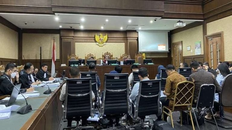 NIATAN MERAMPOK NEGARA..! Hakim Bingung Ada Konsultan Rangkap Jabatan Pemilik Perusahaan di Kasus Proyek BTS 4G