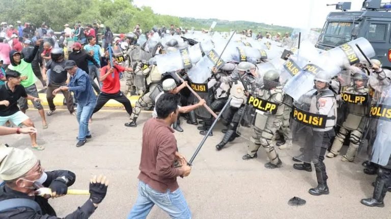 JANGAN RAMPAS TANAH RAKYAT..! Bentrok Warga Vs Aparat di Pulau Rempang, Mahfud Md Jelaskan Duduk Perkaranya: Ada Provokator!