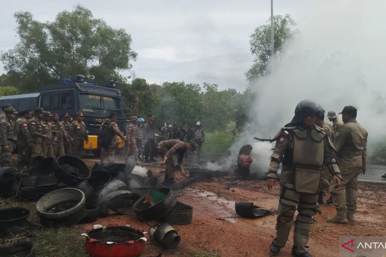 PERAMPASAN KAMPUNG ADAT NIH..! Petugas Gabungan Bentrok Dengan Warga Di Pulau Rempang, Gas Airmata Menyasar Anak Sekolah