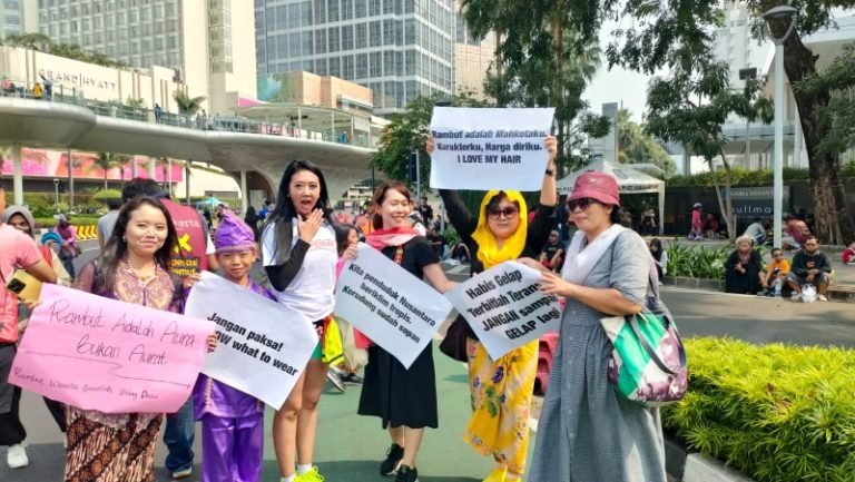 STOP MENGATUR PEREMPUAN..! Masyarakat Protes Siswi SMP Tak Berciput Di Lamongan Dicukur Rambutnya