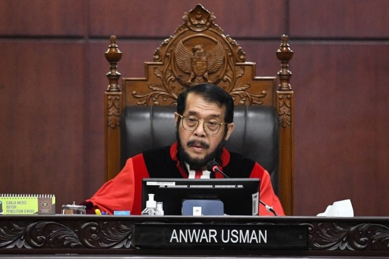 LEBIH BURUK DARI ORDE BARU..! MK Arief Hidayat Sebut RI Tak Baik-baik Saja: Ada Kekuatan Terpusat di Tangan Tertentu