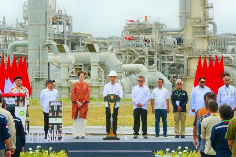 MANTAP BANGET NIH..! Jokowi Resmikan Tangguh Train 3, Kilang Gas Alam Cair Senilai Rp 72,45 Triliun