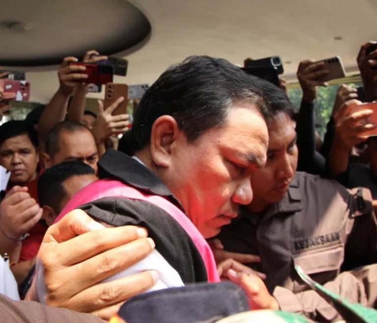 BIKIN KRINGET DINGIN NIH.! Anggota BPK Achsanul Qosasi Ditangkap, Ini Daftar 16 Tersangka Korupsi BTS Bakti Kominfo dan Perannya