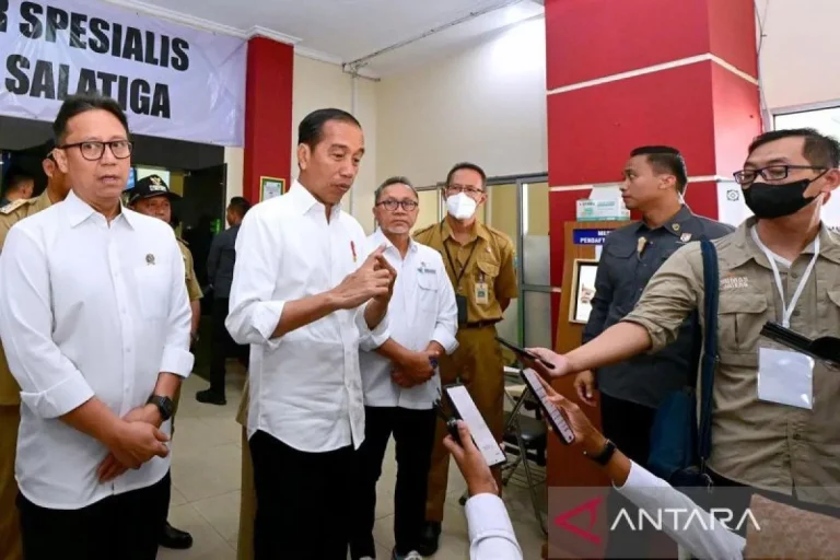 BERDESAK-DESAKAN..! Presiden Jokowi Minta Layanan BPJS Kesehatan Segera Benahi Antrean: Tempat Kurang Memadai!