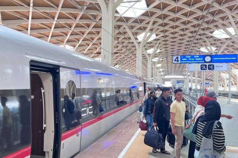 CAIR NIH..! KAI Terima Utang dari China Sebesar Rp 6,98 Triliun untuk Tutupi Pembengkakan Biaya Kereta Cepat