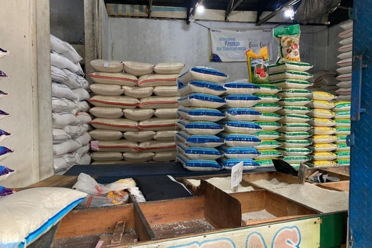 HARGA NAIK, DISTRIBUSI BULOG MACET NIH..! Presiden Jokowi Perintahkan Jajarannya “Banjiri” Pasar Tangani Beras Langka