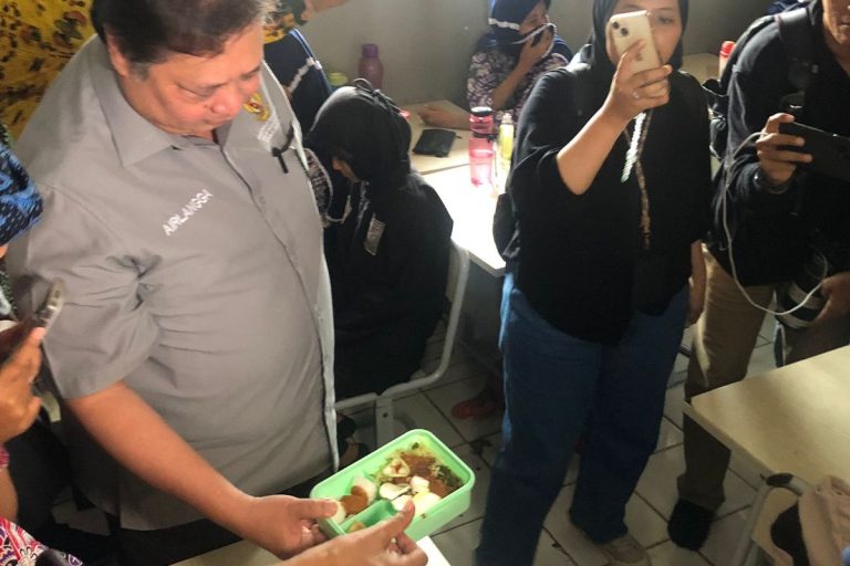 PASTIKAN GIZI LEBIH BAIK..! Pemerintah Uji Coba Makan Siang Gratis untuk SD dan SMP di Tangerang