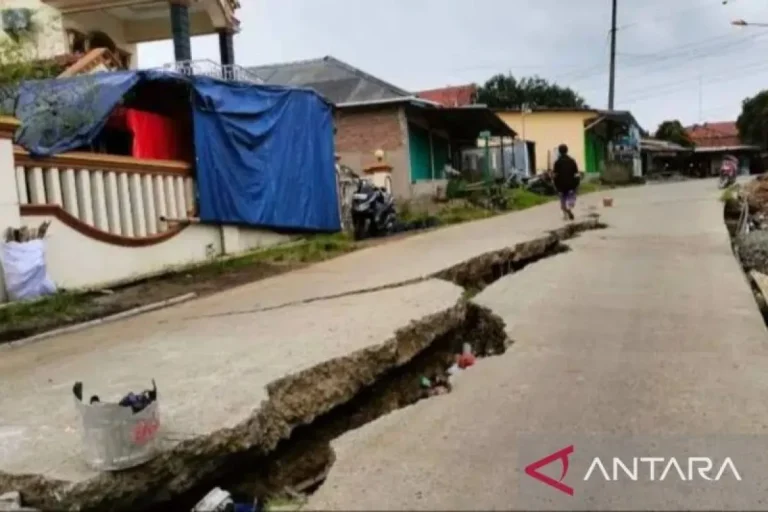 PERINGATAN BENCANA BESARKAH..? Pergerakan Tanah di Bekasi Meluas, Jalan Cikarang-Bojongmangu Ambles