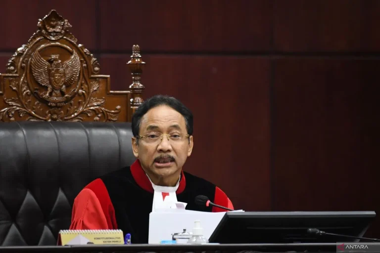 PENTNG NIH GAES…! MK Kabulkan Sebagian Gugatan Haris-Fatiah, Pasal Sebar Hoaks Dihapus