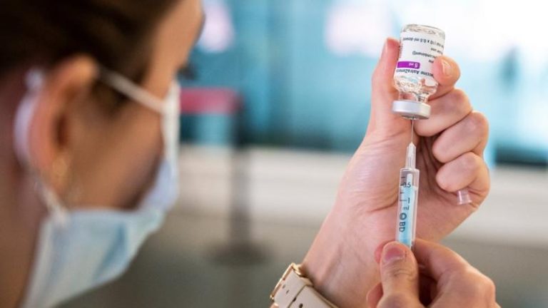 SIAPA TANGGUNG JAWAB NIH..? AstraZeneca Akui Ada Efek Samping Langka pada Vaksinnya, Ahli dan Kemenkes Buka Suara