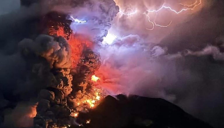 SUASANA MENCEKAM..! Pascaerupsi Gunung Ruang, Letusan Lebih Dasyat dari Sebelumnya, Hujan Batu dan Gelap Gulita
