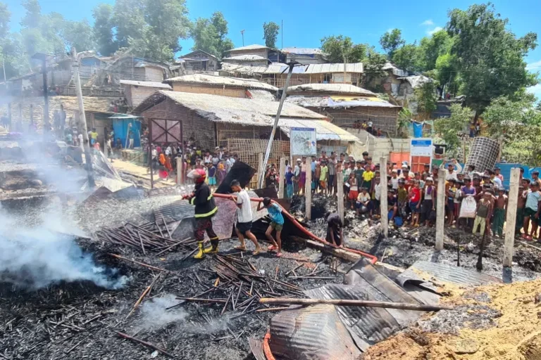 SEMAKIN MEMBARA..! 45.000 Warga Rohingya Melarikan Diri Di Tengah Tuduhan Pemenggalan dan Pembakaran di Myanmar