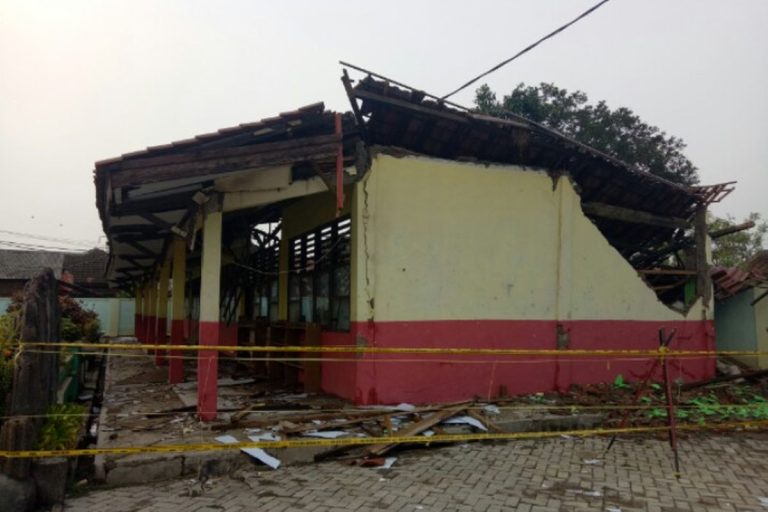 PANTESAN PADA AMBRUK..! Nadiem Cuma Sanggup Bayar Rp15 T dari Kebutuhan Rp577 T Untuk Rehab Sekolah Rusak