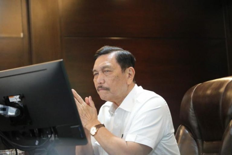 ITU TOXIC AS PUNG..! Ini Jawab Luhut Soal Bea Masuk 200% Atas Barang China