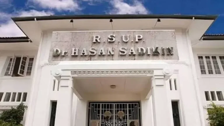 PENJARAKAN DOKTER PENINDAS JUNIOR..! Skandal Perundungan di RSHS Bandung: 1 Dosen Terlibat dan 2 Residen Diberhentikan