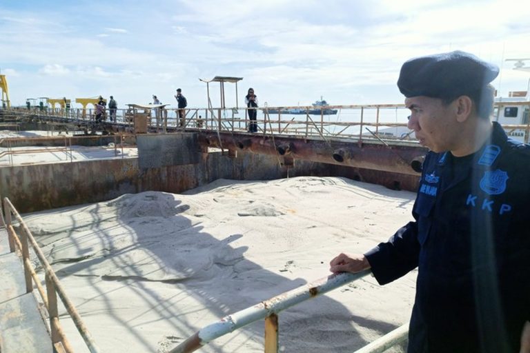 SIAPA TANGGUNG JAWAB NIH..? Kapal Singapura Curi Pasir Laut, Indonesia Rugi Hampir Rp 1 Triliun
