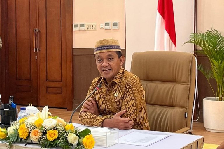 CIS DULU DINDA..! Dewan Guru Besar UI Ragukan Gelar Doktor Bahlil