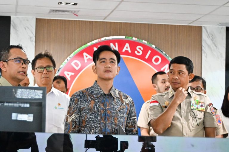 PASTIKAN MAS..! Pimpin Rapat Penanganan Erupsi Gunung Lewotobi, Gibran: Kita Ingin Pemerintah Hadir