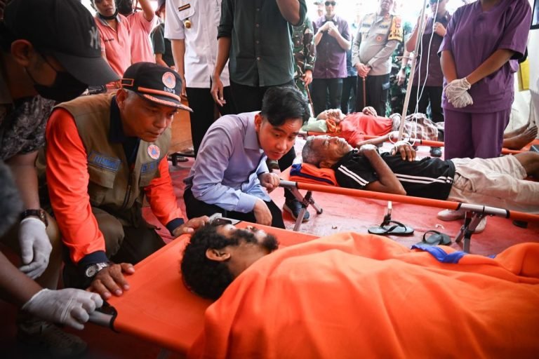 SUDAH 13.649 PENGUNGSI NIH..! Kunjungi Korban Erupsi Gunung Lewotobi, Gibran Beri Mainan untuk Anak Pengungsi