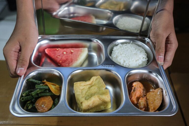 KAWAL JANGAN DIKORUP..! Pemerintah Targetkan 3 Juta Orang Terima Makan Berigizi Gratis pada Bulan Ini, 82,9 juta Sampai 2029
