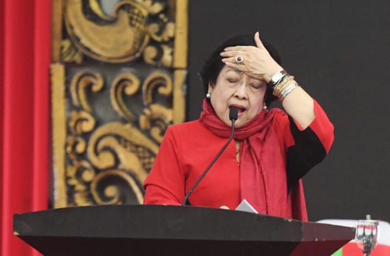 MEGAWATI BERANI GINI GAK..? Respons Tantangan Hasto, Jokowi Persilakan KPK Periksa Keluarganya