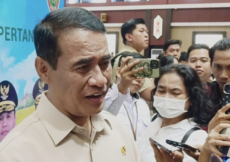 SIKAT TUKANG SABOT..! Mentan Copot Pimpinan Bulog Kalsel: Kalau Tidak Mau Kerja untuk Rakyat, Lebih Baik Minggir!
