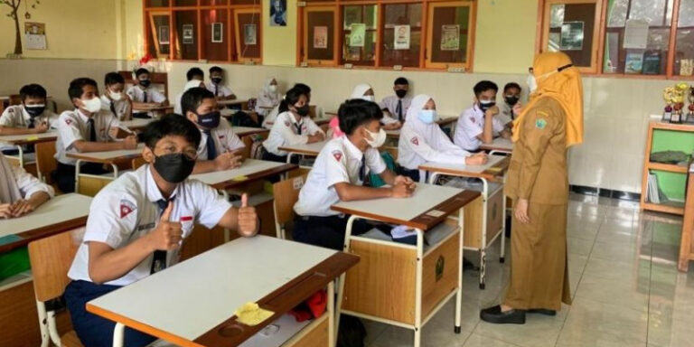 GAK MENYELESAIKAN MASALAH NIH..! Pemerintah Akan Sanksi Sekolah yang Ubah Kuota di SPMB 2025, Dana BOS Tak Cair!