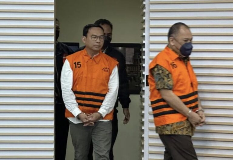 SUDAH DIBORGOL NIH..! 2 Tersangka Korupsi Jual Beli Gas Rugikan Negara USD 15 Juta Ditahan KPK