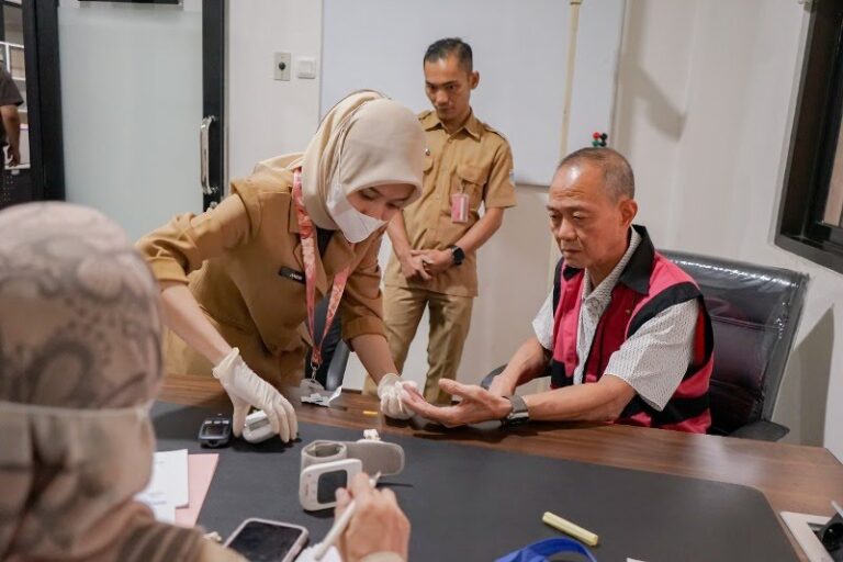 SIKAT SEMUA YANG TERLIBAT..! Kejagung Limpahkan 9 Tersangka Kasus Korupsi Impor Gula ke Kejari Jakpus