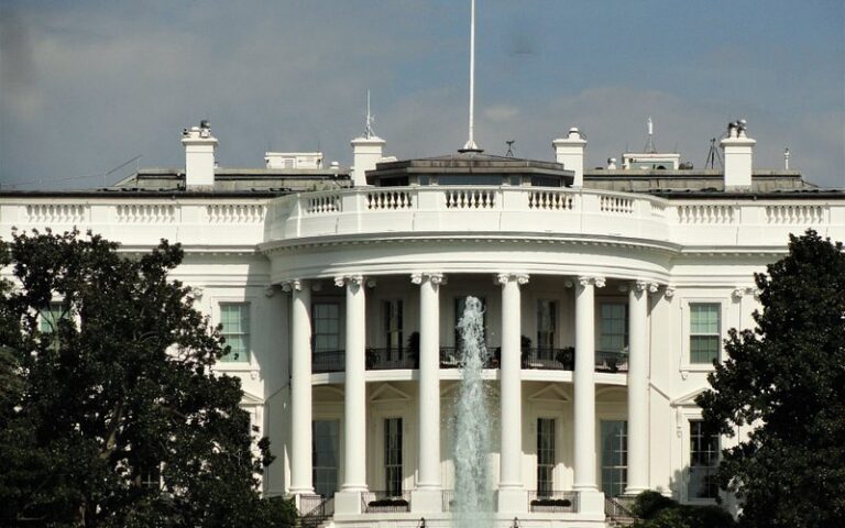APA KEUNTUNG INDONESIA..? Trump Umumkan Kesepakatan Tarif AS & RI, Ini Isinya