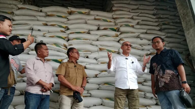 MAFIA GULA RAFINASI BERKUASA..! Puluhan Ribu Ton Gula Numpuk Tak Laku di Gudang Akibat Maraknya Gula Rafinasi